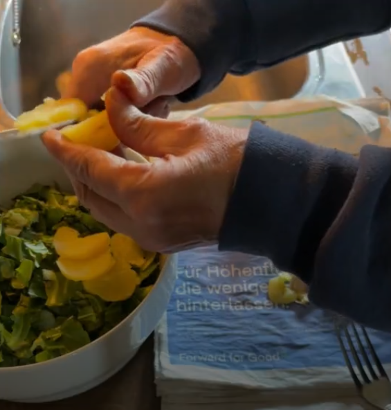 “G’schmierter Michl” – A rustic Styrian dish with wild herbs